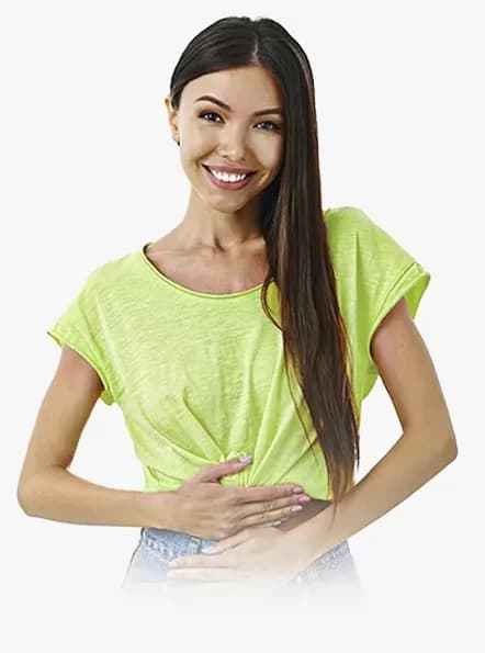 Mulher sorrindo com a mão no abdômen